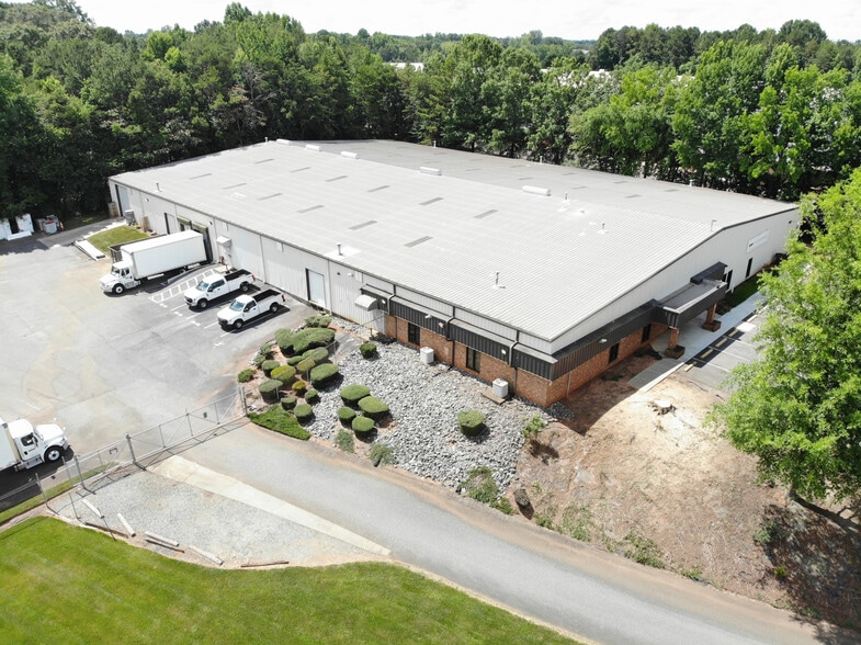 More Photos Of 2007 Gateway Blvd, Charlotte Warehouse For Lease