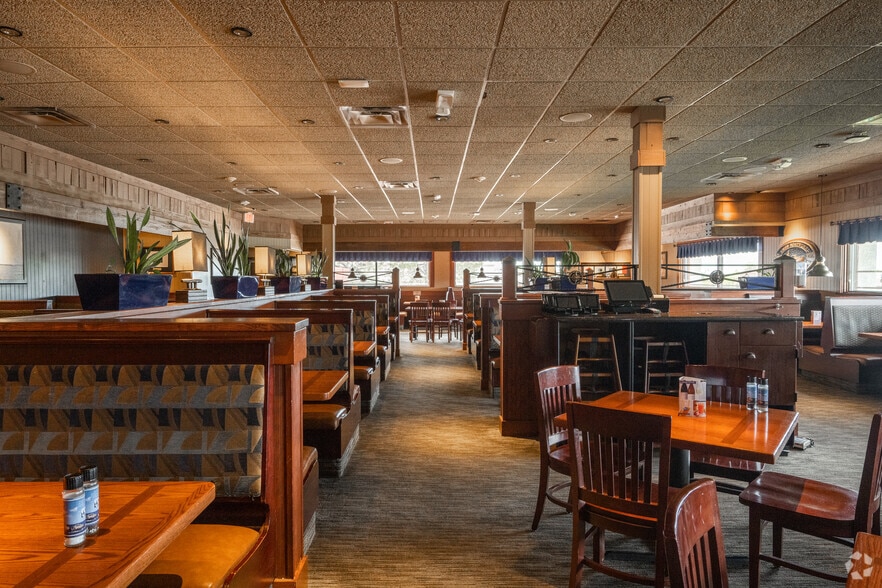 More Photos Of 4925 N Academy Blvd, Colorado Springs General Retail For Sale