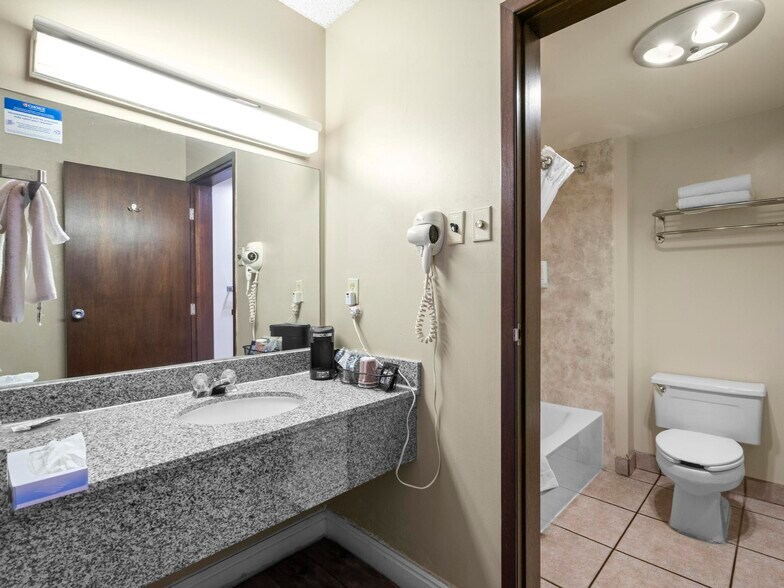 More Photos Of 1225 S State St, Salina Hotel For Sale