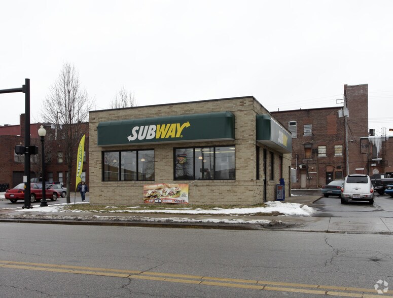 Primary Photo Of 543 W Wooster Rd, Barberton Fast Food For Lease
