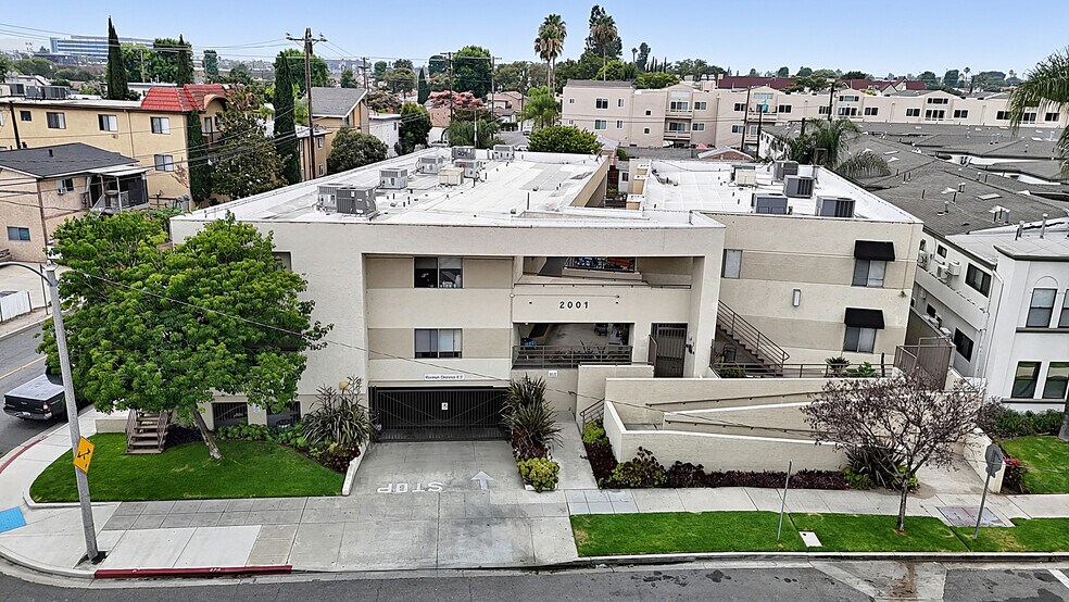More Photos Of 2001-2005 Grismer Ave, Burbank Apartments For Sale