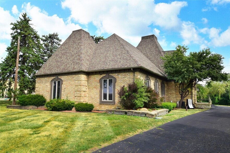 Primary Photo Of 3438 Lennon Rd, Flint Office For Sale