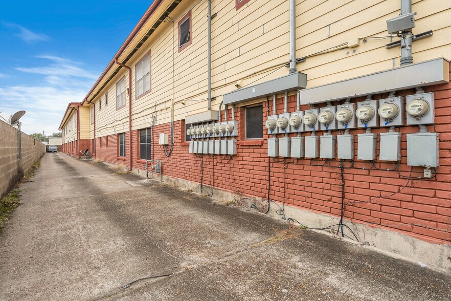 More Photos Of 1004 S Main St, Pasadena Apartments For Sale