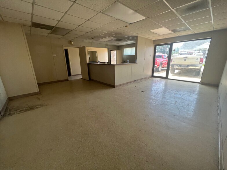 More Photos Of 2374 Cleveland Ave, Saint Albans Veterinarian Kennel For Sale