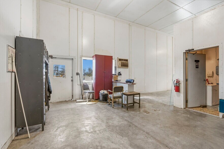 More Photos Of 306 SE Highway AA, Clinton Industrial For Sale