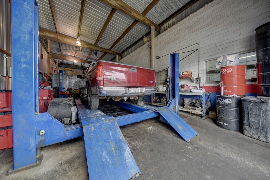 More Photos Of 307 E Alamo St, Brenham Auto Repair For Sale