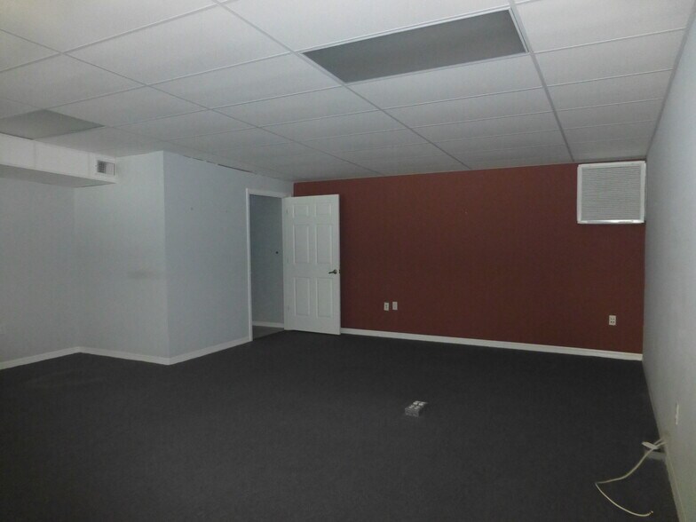 More Photos Of 1035 Collier Center Way, Naples Warehouse For Lease