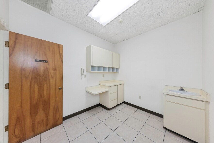 More Photos Of 655 N Indiana Ave, Englewood Medical For Sale