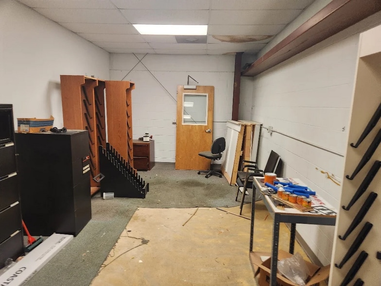 More Photos Of 3915 Stuart Andrew Blvd, Charlotte Light Distribution For Lease