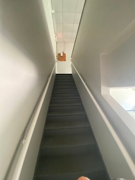 More Photos Of 7575 Kingspointe Pky, Orlando Showroom For Lease