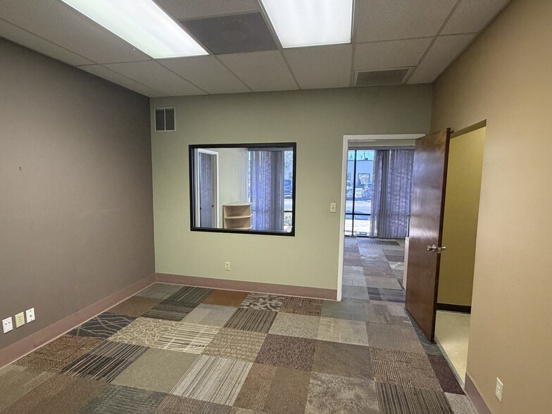 More Photos Of 9225 Ulmerton Rd, Largo Light Manufacturing For Sale