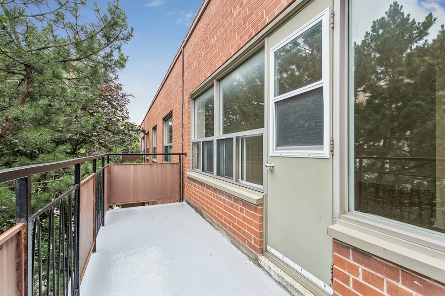 More Photos Of 391 Major Mackenzie Dr E, Richmond Hill Apartments For Sale