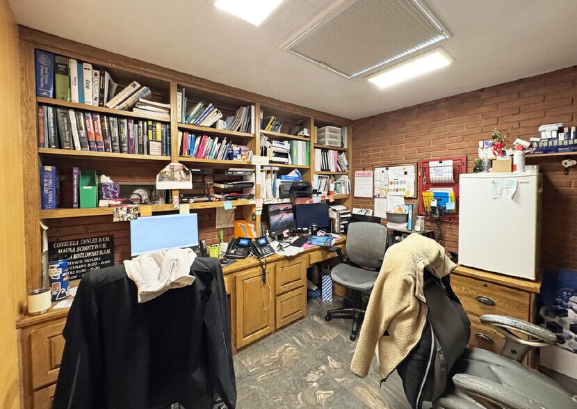 More Photos Of 8914 Menaul Blvd NE, Albuquerque Veterinarian Kennel For Sale