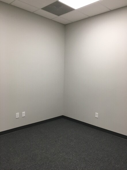 More Photos Of 123 Poplar Pointe Dr, Mooresville Flex For Lease