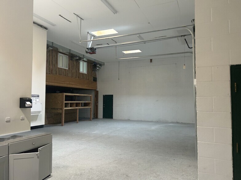 More Photos Of 518-540 S Commerce Dr, Orem Warehouse For Lease