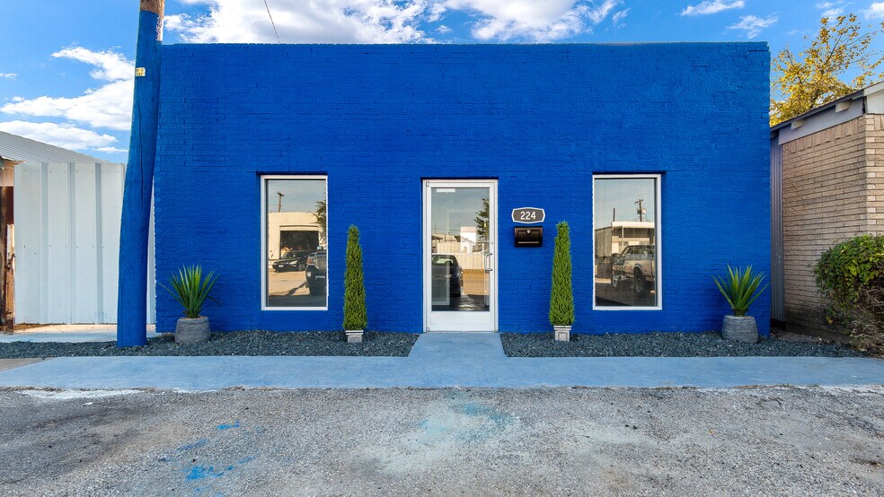 More Photos Of 224 Garvon St, Garland Warehouse For Sale