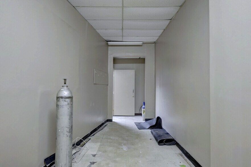 More Photos Of 21559 Grand River Ave, Detroit Storefront For Lease