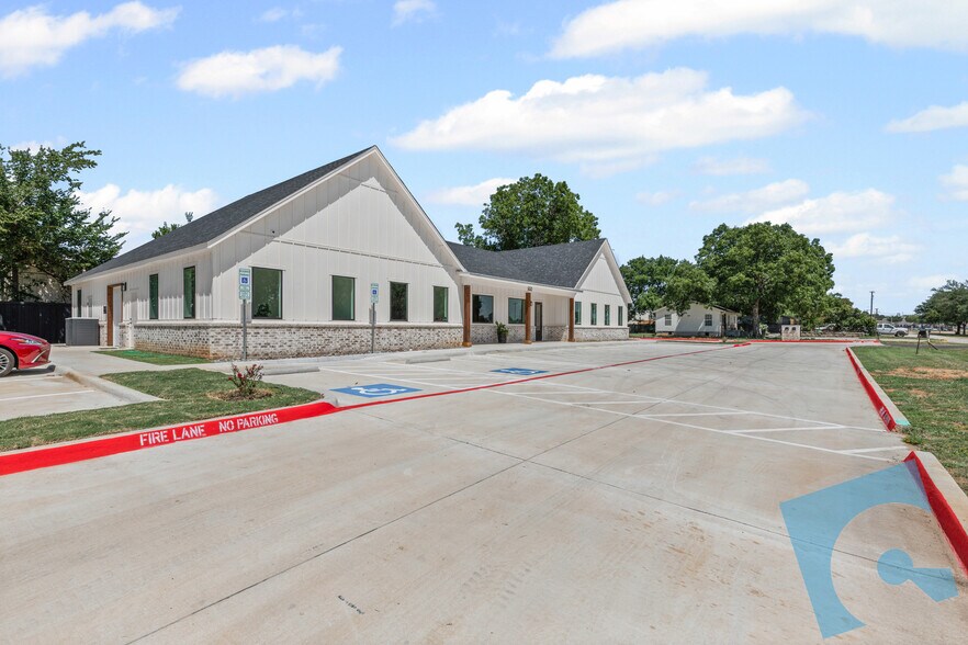 More Photos Of 908 Cresthaven Dr, Euless Showroom For Lease