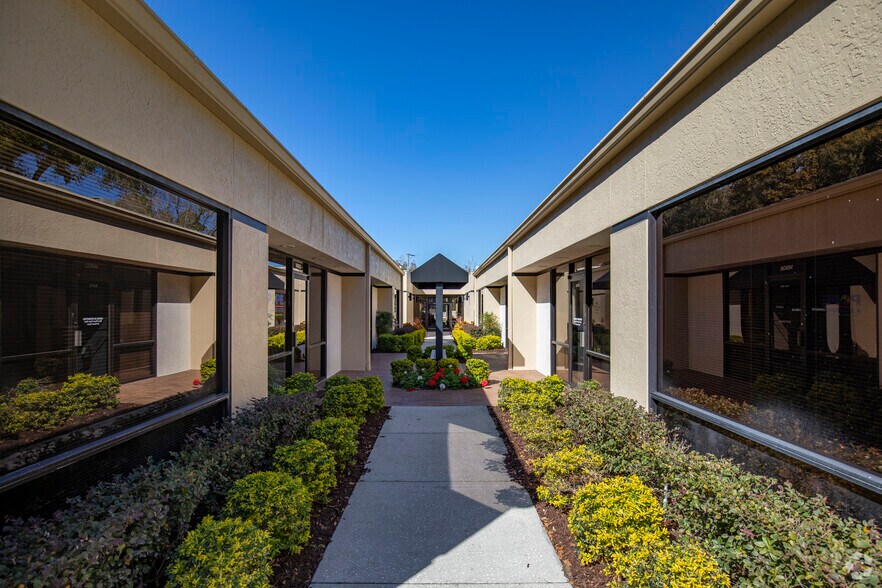 More Photos Of 14902 Winding Creek Ct, Tampa Medical For Lease