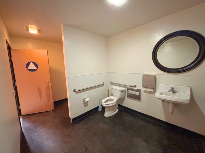 More Photos Of 3801 W Pacific Ave, Sacramento Warehouse For Lease