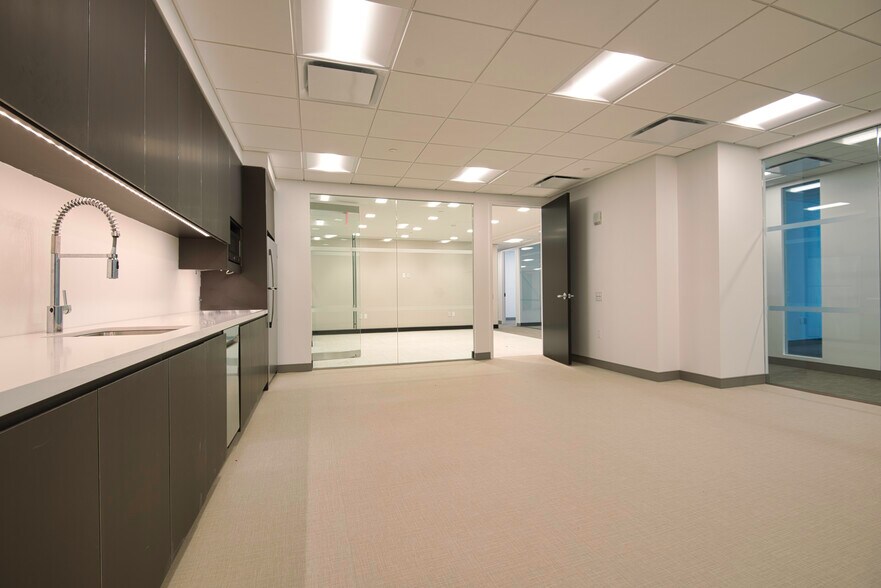 More Photos Of 711 Third Ave, New York Office For Lease