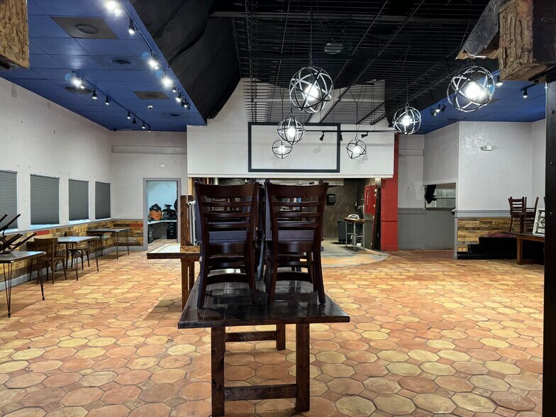 More Photos Of 1525 4th St, Sarasota Restaurant For Lease