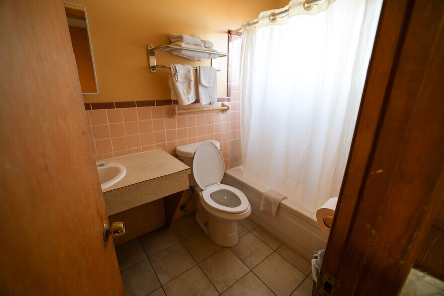 More Photos Of 205 E Broadway St, Fritch Hotel For Sale