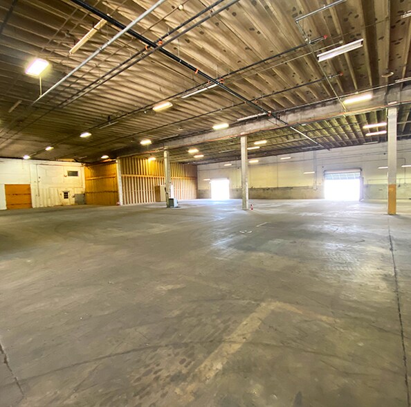 More Photos Of 2075 47th St, Sarasota Warehouse For Lease