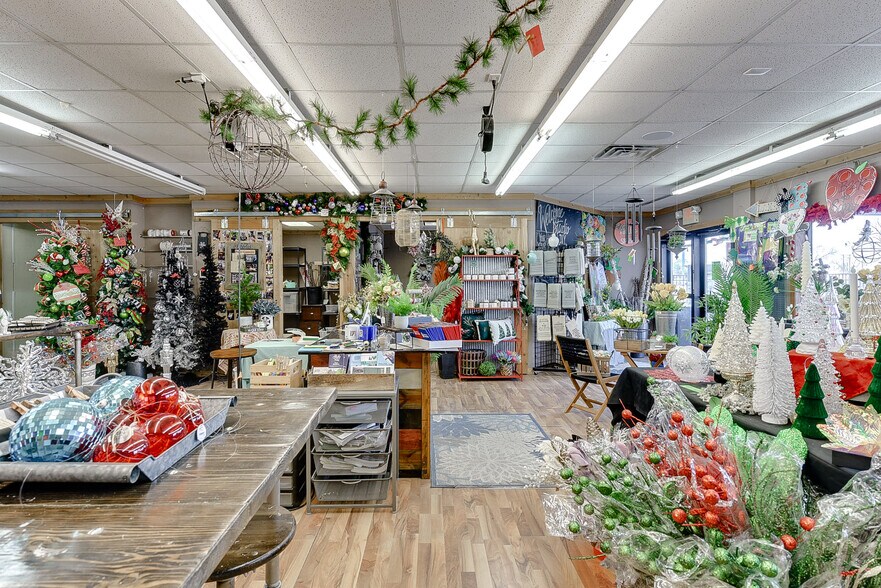 More Photos Of 110 W Reichmuth Rd, Valley Freestanding For Sale