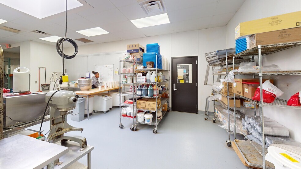 More Photos Of 911 E McMillan St, Cincinnati Storefront For Lease