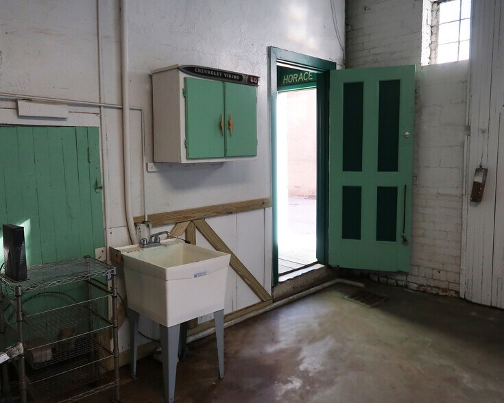 More Photos Of 411 Horace St, Cincinnati Light Manufacturing For Sale