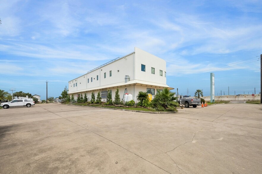 More Photos Of 101 Tiki Dr, Tiki Island Office Residential For Sale