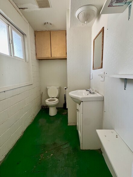 More Photos Of 253 E Main St, Klamath Falls General Retail For Sale
