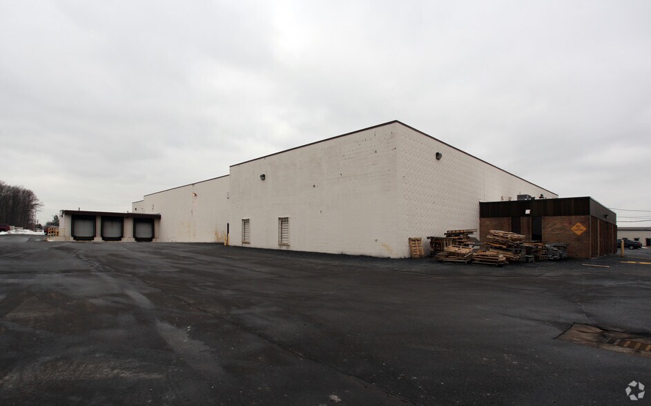 More Photos Of 1700-1704 E Avis Dr, Madison Heights Warehouse For Lease