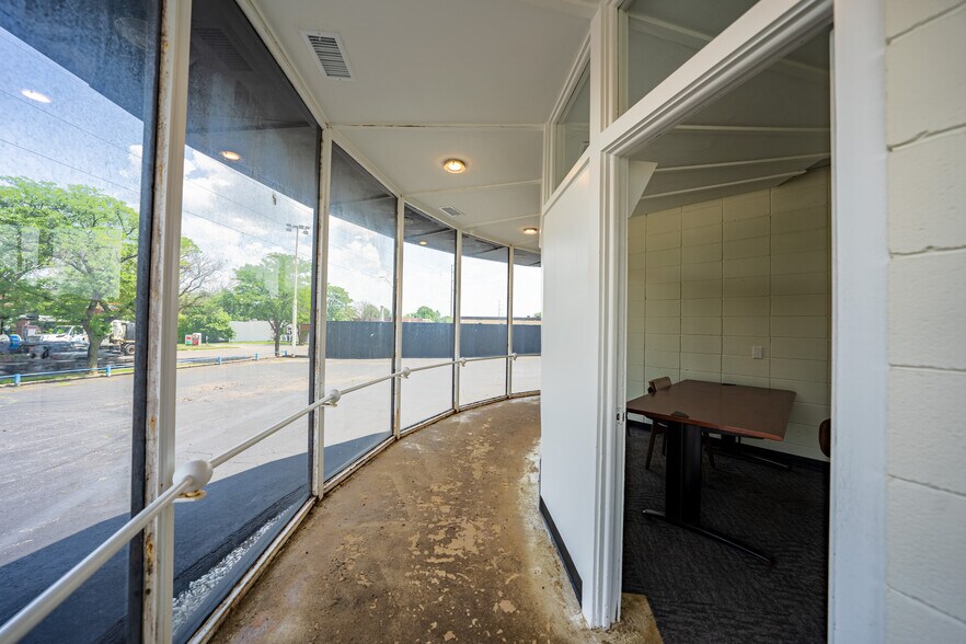 More Photos Of 5900 Troost Ave, Kansas City Showroom For Lease