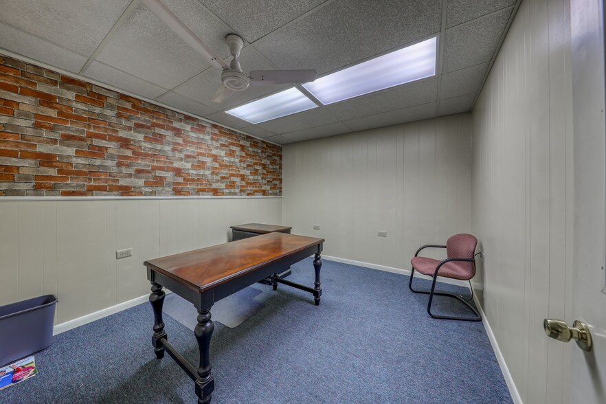 More Photos Of 119 N Main St, Weatherford Office For Sale