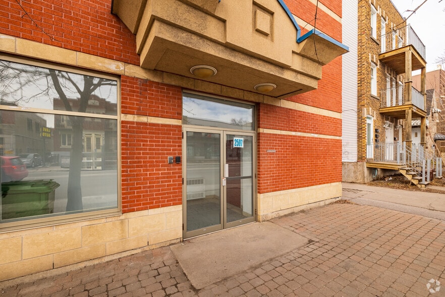 More Photos Of 2507 Boul Rosemont, Montréal Storefront Retail Office For Lease