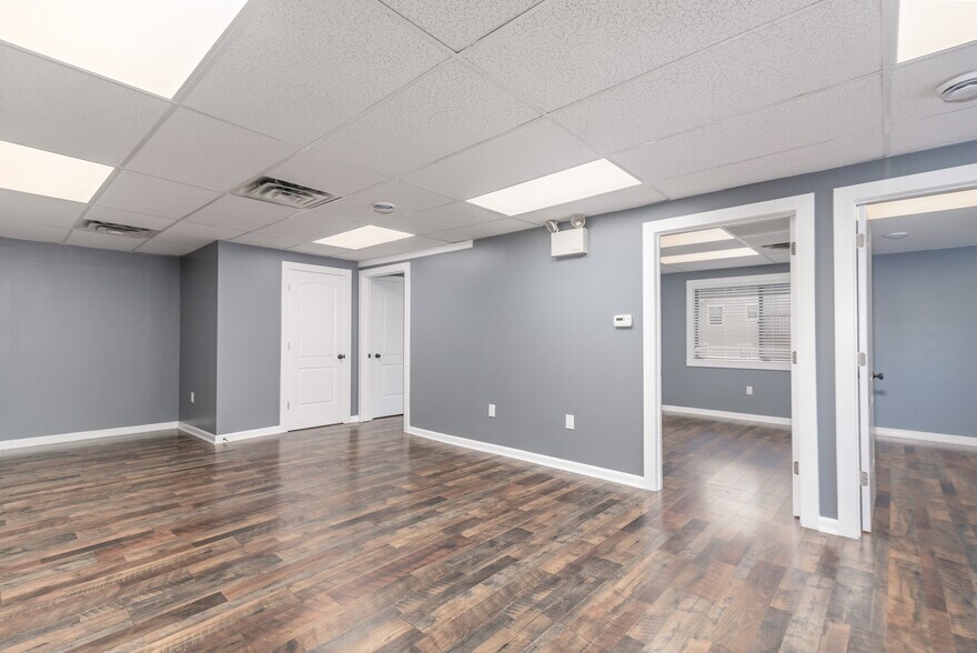 More Photos Of 238 Moon Clinton Rd, Coraopolis General Retail For Lease