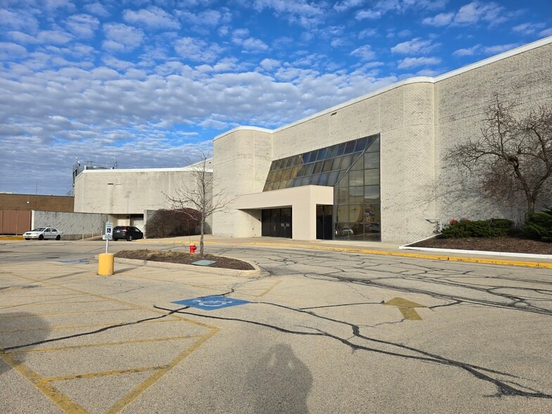 More Photos Of 3340 Mall Loop Dr, Joliet Department Store For Sale