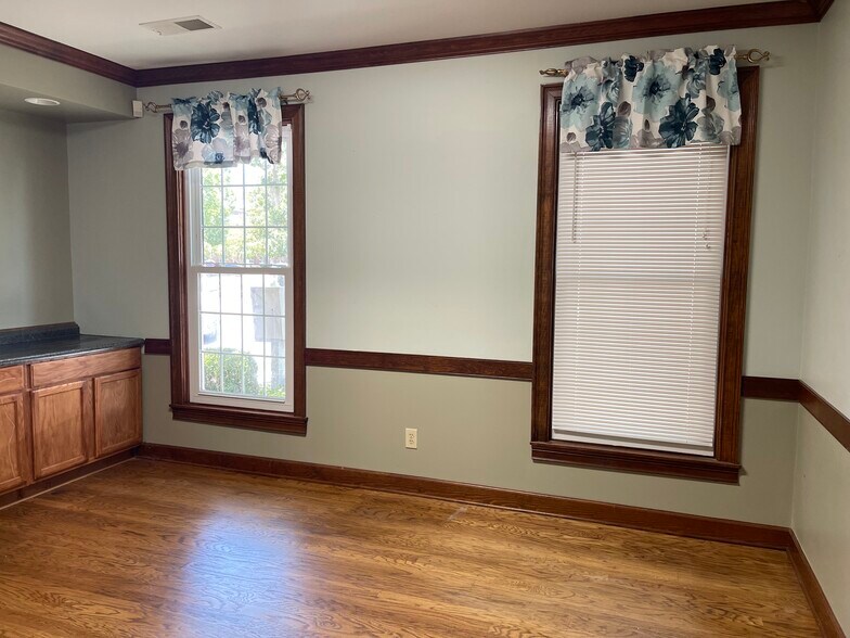 More Photos Of 204 Elm St, Conway Office For Lease