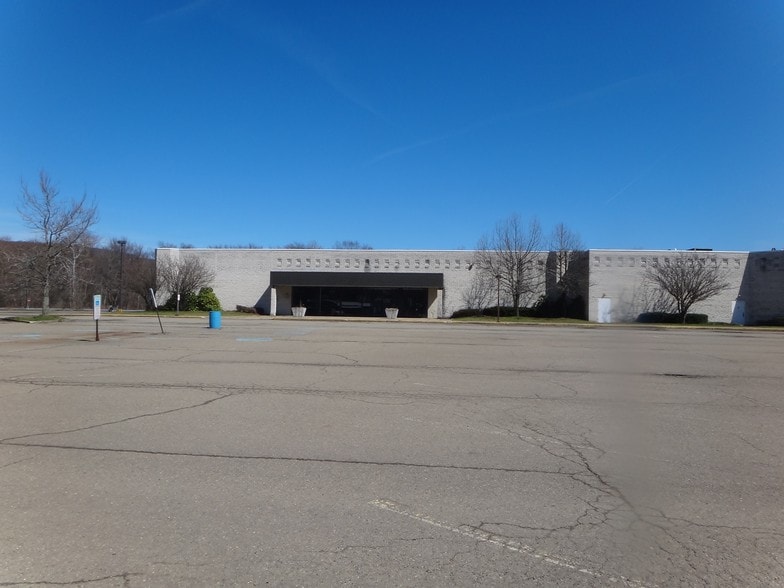 More Photos Of 1666 Market St Ext, Warren General Retail For Lease