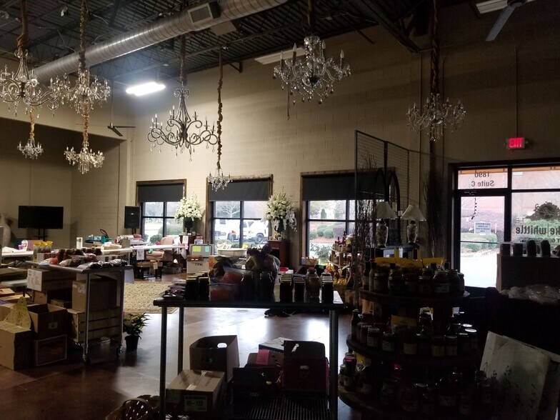 More Photos Of 1890 W Oak Pky, Marietta Showroom For Lease