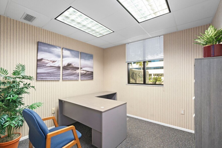 More Photos Of 2501 S Tamiami Trl, Sarasota Office For Lease