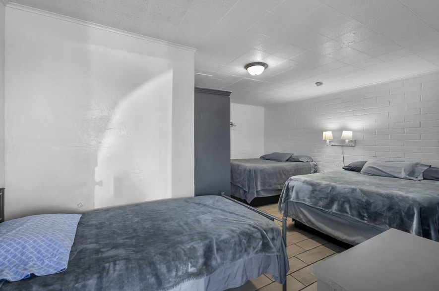 More Photos Of 20 E Doe St, Nogales Hotel For Sale