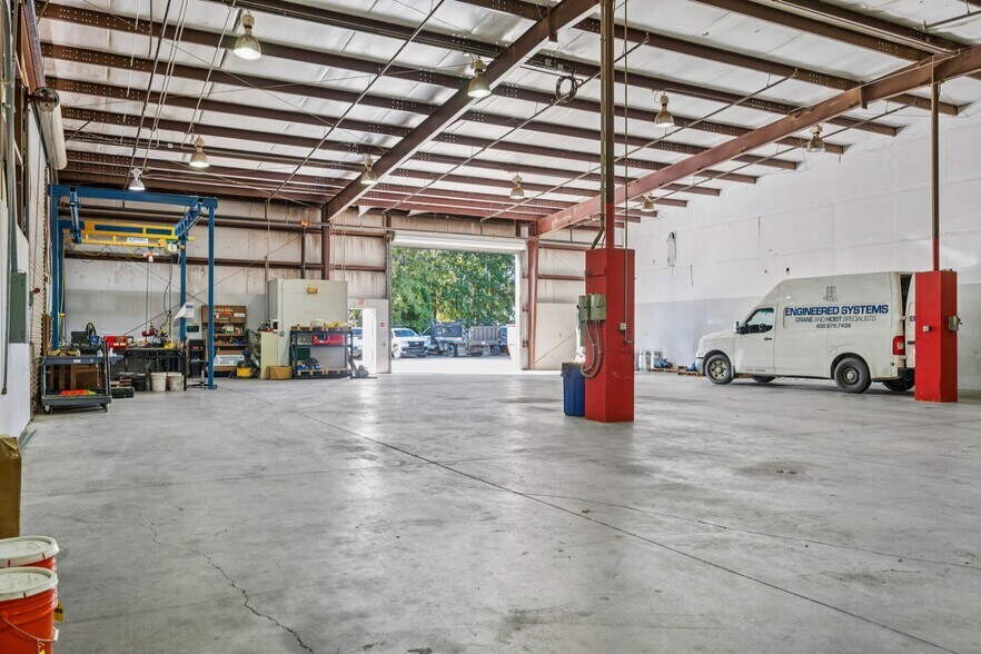 More Photos Of 3270 Benchmark Dr, Ladson Manufacturing For Lease