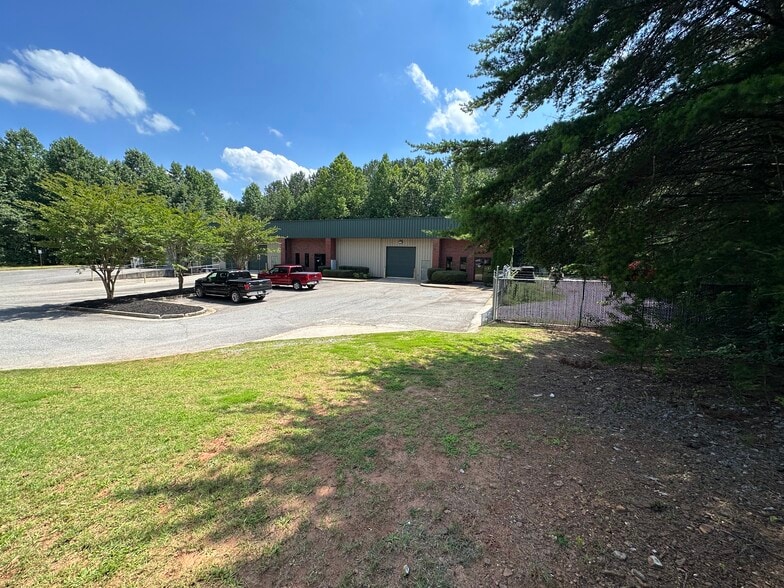 More Photos Of 4480 N Industrial Dr, Cumming Warehouse For Lease