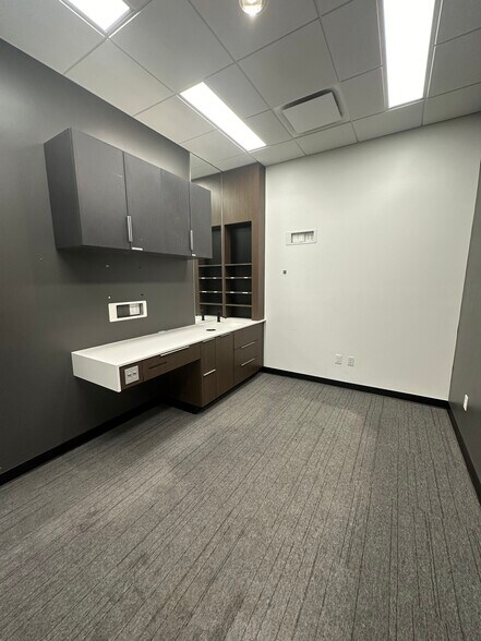 More Photos Of 815-843 N 98th St, Omaha Storefront Retail Office For Lease