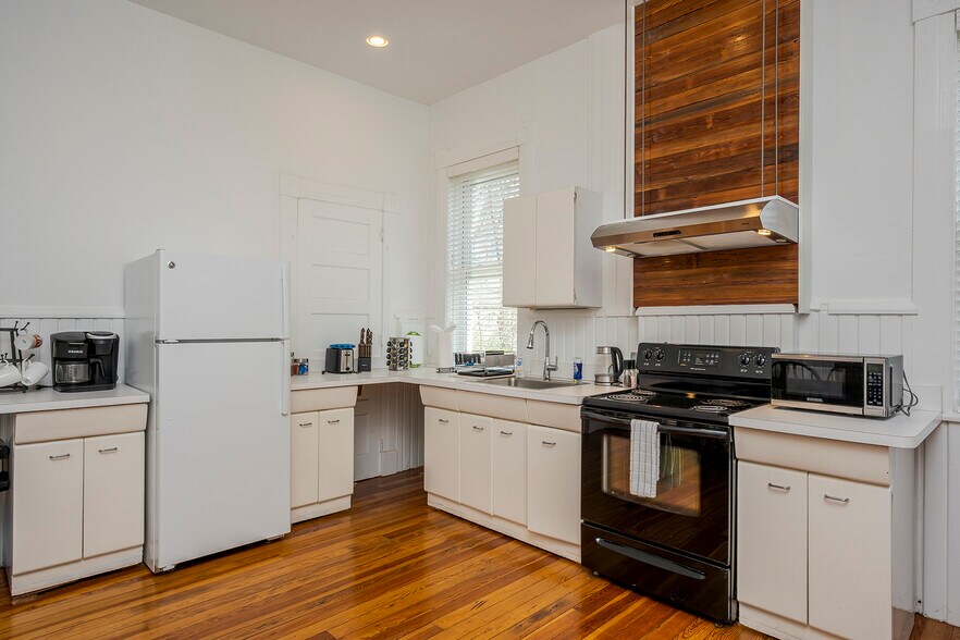 More Photos Of 199 E Loudon Ave, Lexington Office Residential For Sale