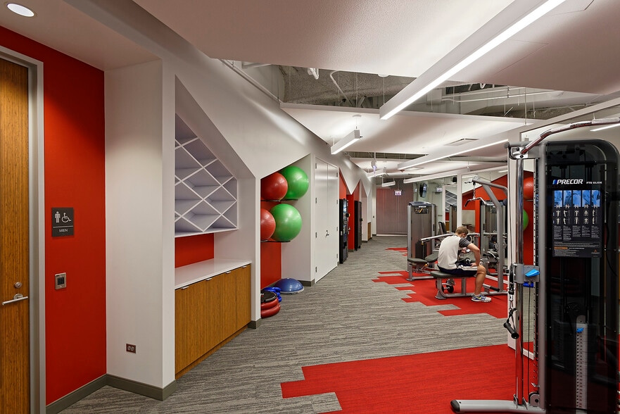 More Photos Of 550 W Adams St, Chicago Office For Lease