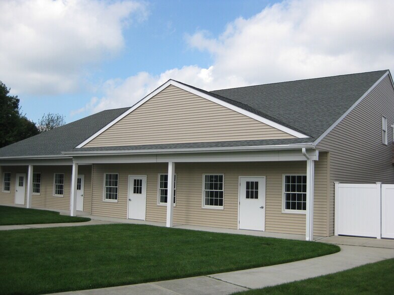 More Photos Of 1116 Main Rd, Riverhead Unknown For Lease